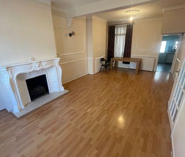 3 Bed Terraced House, Masterman Road, E6 - Photo 2
