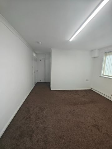 1 Bed Flat, Tyrell Court, SO18 - Photo 2