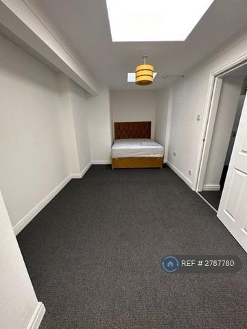 4 bedroom flat to rent - Photo 2