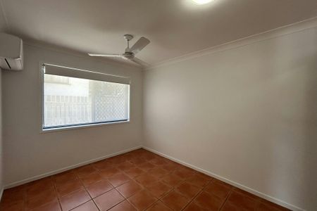 Spacious 2 Bedroom unit with a low maintenance yard! - Photo 5