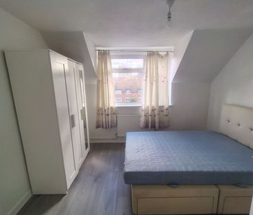 2 Bed Maisonette, York Road, SW11 - Photo 6