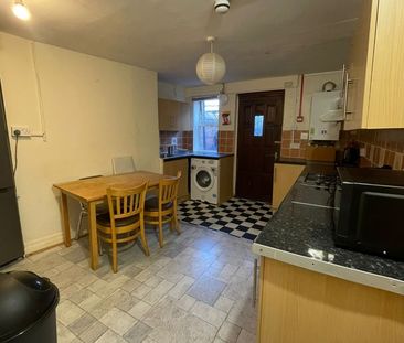 Room in a Shared House, Hessle View, LS6 - Photo 3