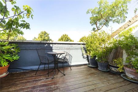 Well proportioned and beautifully presented period Barnsbury house on an attractive terrace over looking a park and with elevated westerly views over London. - Photo 4