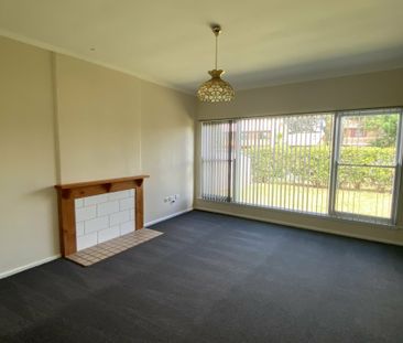 Charming Country Living in Dubbo – 3 Bedroom Home for Rent - Photo 5