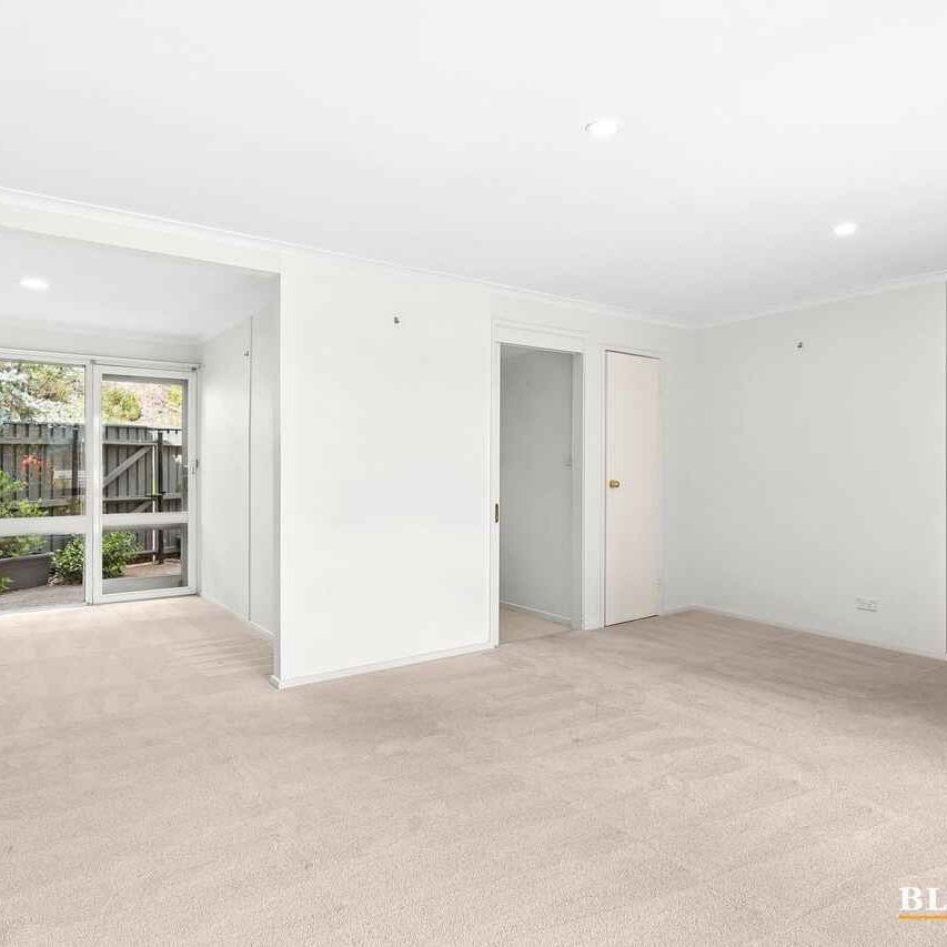 Charming Three Bedroom Townhouse - Photo 1