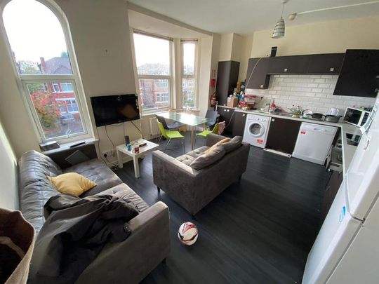 5 bedroom private hall to rent - Photo 1