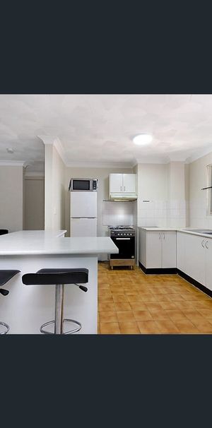 Situated on the 1st floor in a small complex. Ultra convenient to all amenities. - Photo 1