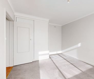 Charming Two-Bedroom Apartment in Prime Essendon Location - Photo 2