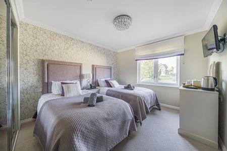 William Lodge, Malmesbury - Photo 5