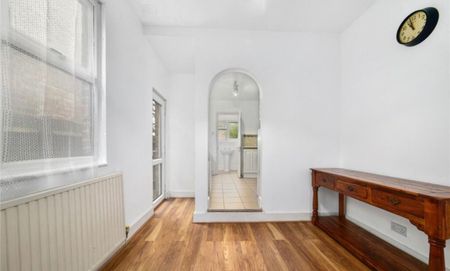 4 Bed Semi-Detached House, Woodstock Avenue, NW11 - Photo 4