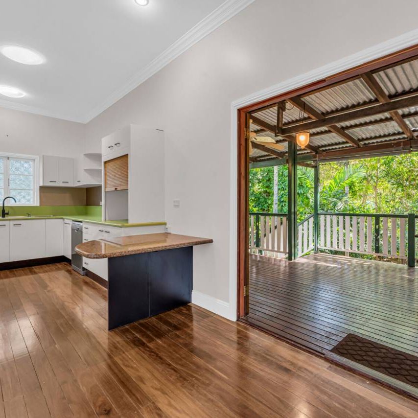 CHARMING UPSTAIRS WHITFIELD QUEENSLANDER!!!! - Photo 1