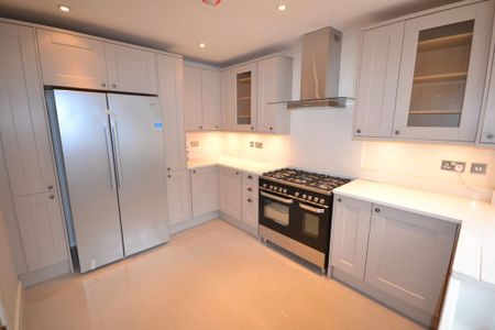 4 bedroom semi-detached house to rent - Photo 3