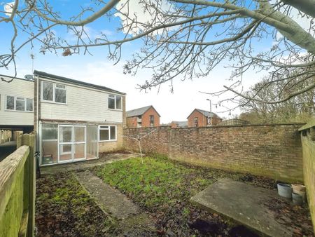 4 bedroom end of terrace house to rent - Photo 5