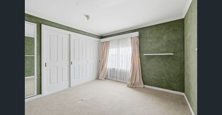 Comfortable Family Home with Large Yard and Workshop - Photo 4