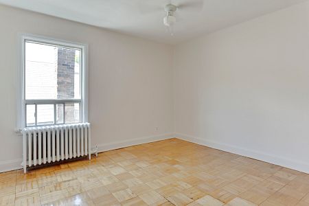 1 Bedroom unit in GREAT Location. - Photo 3