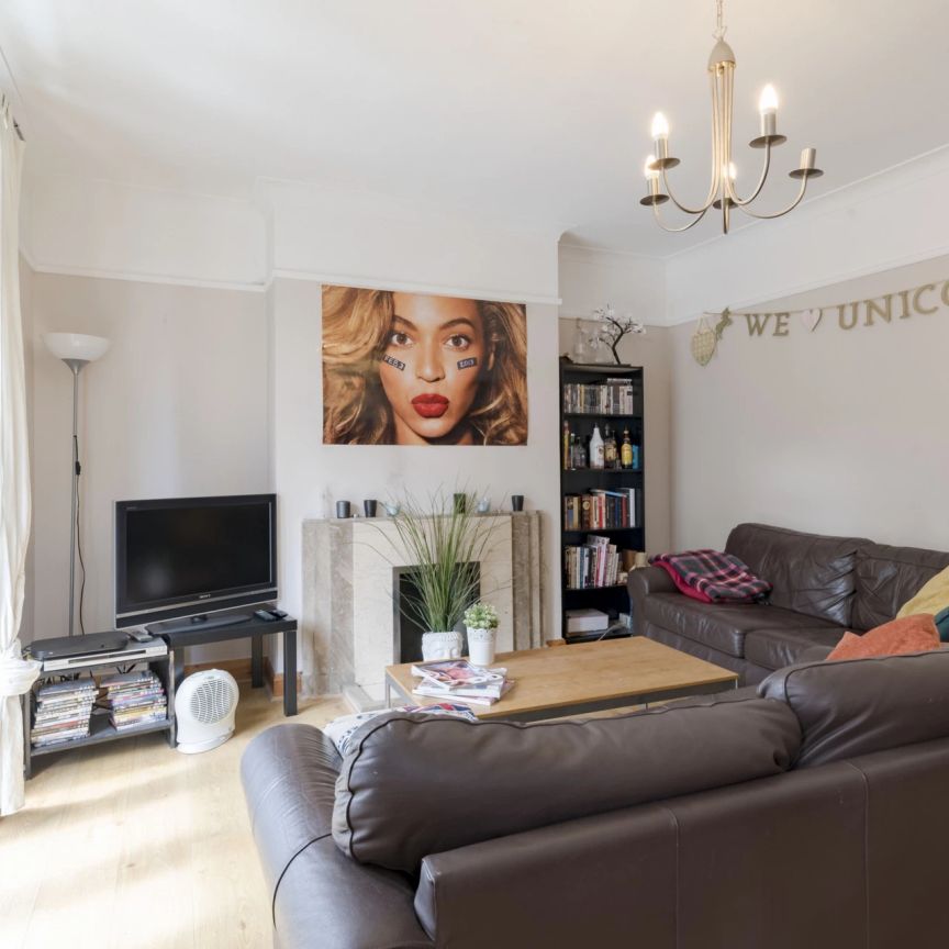 3 Bedroom Flat - Photo 1