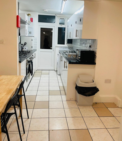 1 bedroom in a house share to rent - Photo 4