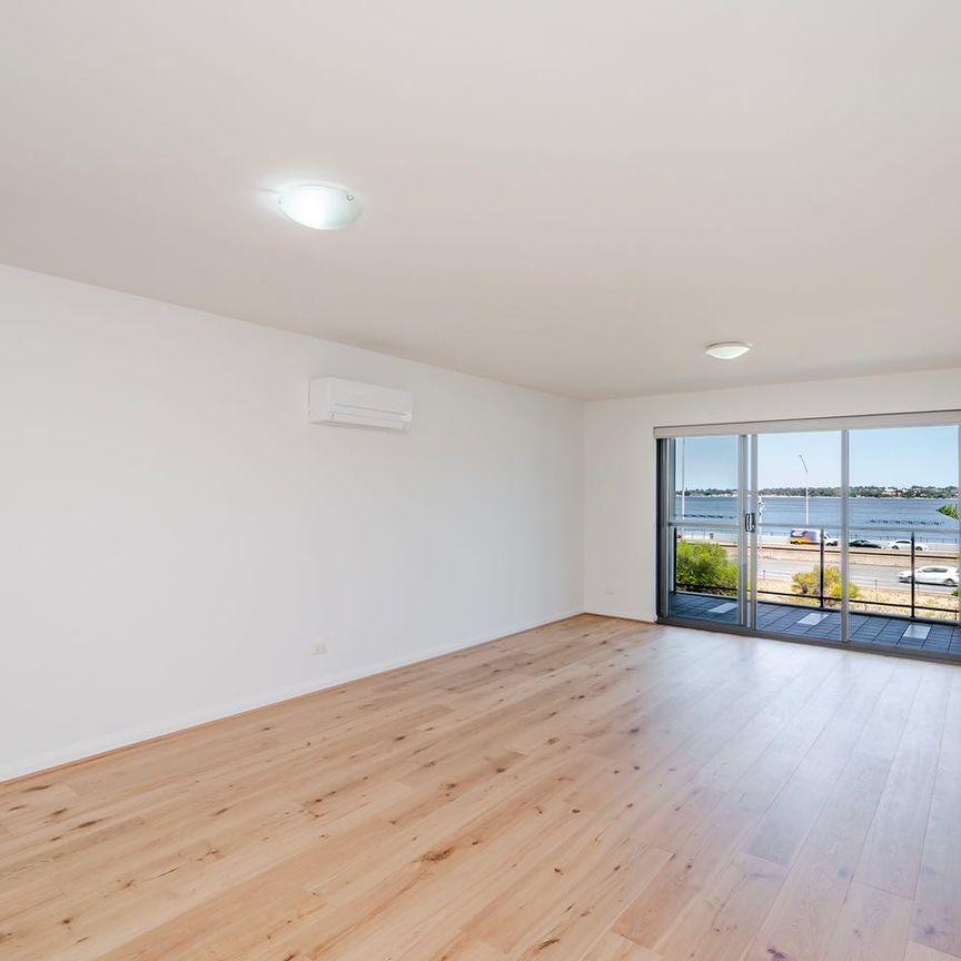 Stunning 3-Bedroom , 2 bathroom renovated apartment with Sweeping River Views - South Perth - Photo 1