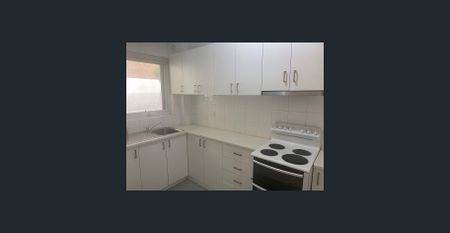 Spacious 3 bed, 1st floor apartment with LUG and storage area in Hillsdale - Photo 4