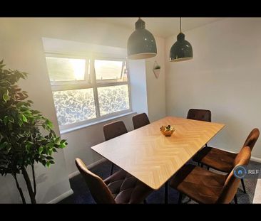 1 bedroom in a flat share to rent - Photo 4