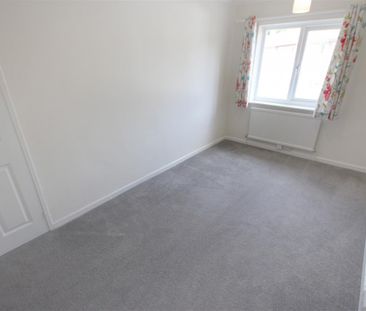 3 Bedroom House - Mid Terrace To Let - Photo 6