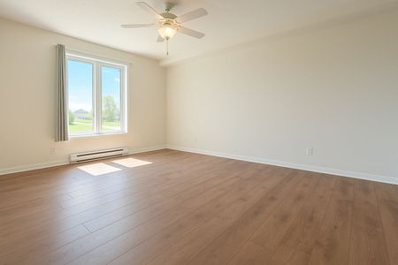 For Lease - 469 CHURCH Street Unit# 10, Russell, Ontario - Photo 3