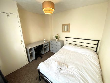 6 bedroom end of terrace house to rent - Photo 2