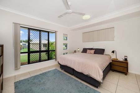 Large Four Family Home with Study - Photo 2