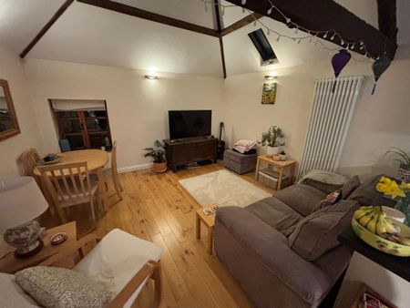 2 bedroom coach house to rent - Photo 2