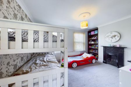 3 bedroom semi-detached house to rent - Photo 4