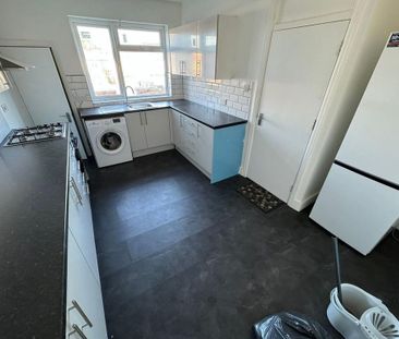 4 bedroom flat to rent - Photo 2