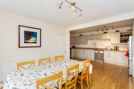4 bedroom detached house to rent - Photo 3