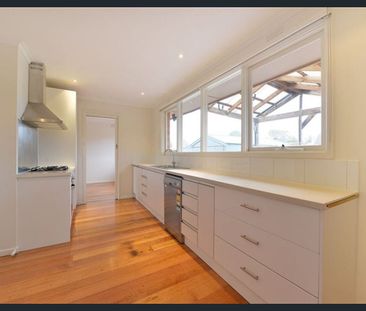 Family Home - beautiful outdoor area ready for summer! - Photo 2