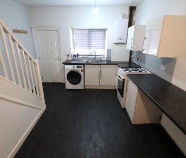 2 bedroom end of terrace house to rent - Photo 2