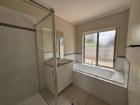 Bright and Spacious Townhouse - Photo 4