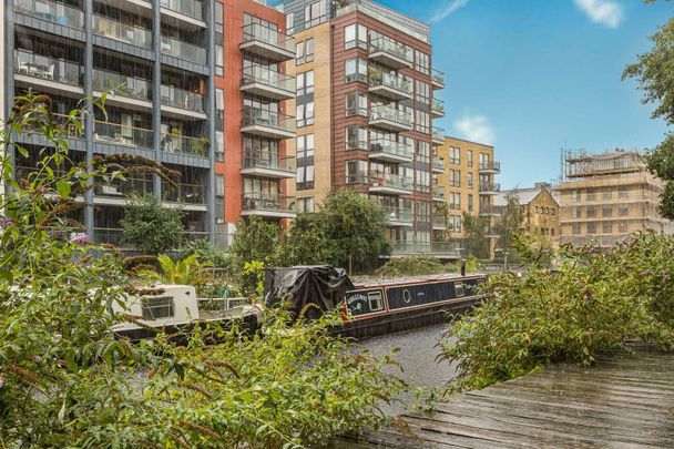 Located in the popular Benyon Wharf development is this modern split-level apartment. - Photo 1