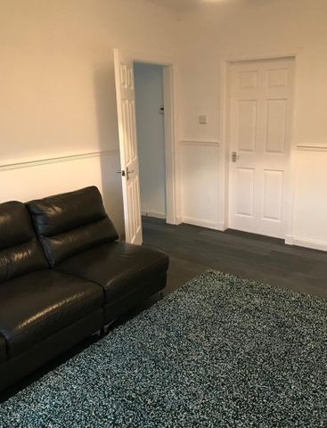 3 bedroom flat to rent - Photo 2