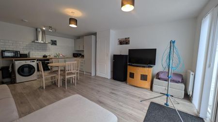 2 bedroom flat to rent - Photo 2