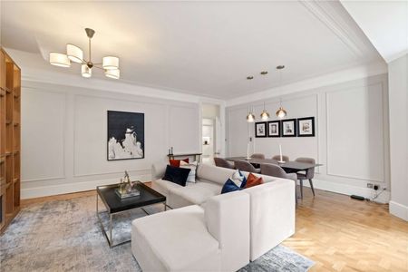 Refurbished to a high standard throughout and located in sought after garden square. - Photo 3