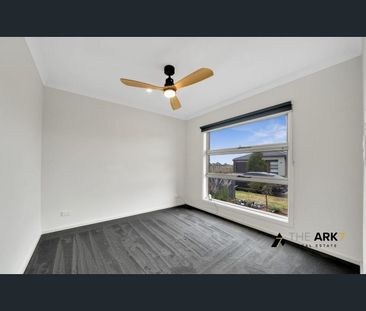 Modern 3-Bedroom nearly new House with all upgrades! - Photo 1