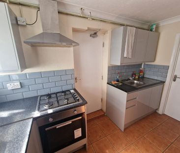 4 bedroom semi-detached house to rent - Photo 4