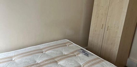 Room in a Shared House, Watling Gardens, NW2 - Photo 2