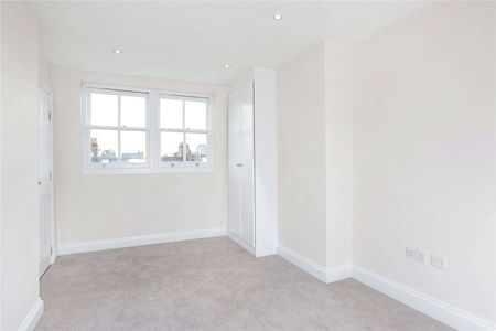 Stunning four bedroom family house in the heart of Parsons Green with double reception, fabulous contemporary kitchen / dining room, 4 bedrooms and a decked garden. - Photo 3