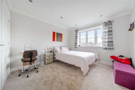 A spacious family home ideally situated for local amenities and schools. - Photo 3