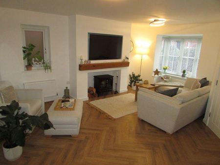 4 bedroom detached house to rent - Photo 2