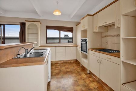 Low maintenance spacious home, private courtyard - Photo 2