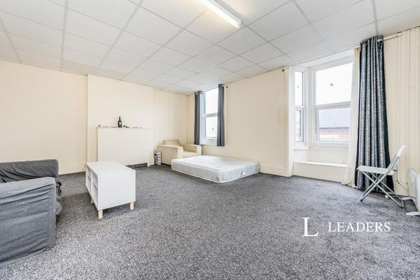 3 bedroom flat to rent - Photo 1