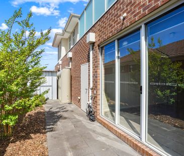 IMMACULATE TOWNHOUSE - Photo 5