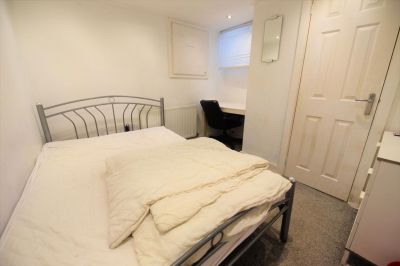 3 bedroom House in Harold Grove, Leeds - Photo 2