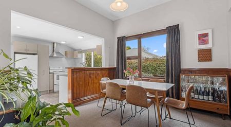 Heritage style 3 bedroom with garage - Photo 3